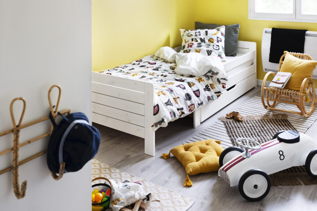 chambre  d'enfant avec des jouets + parure de lit farandole