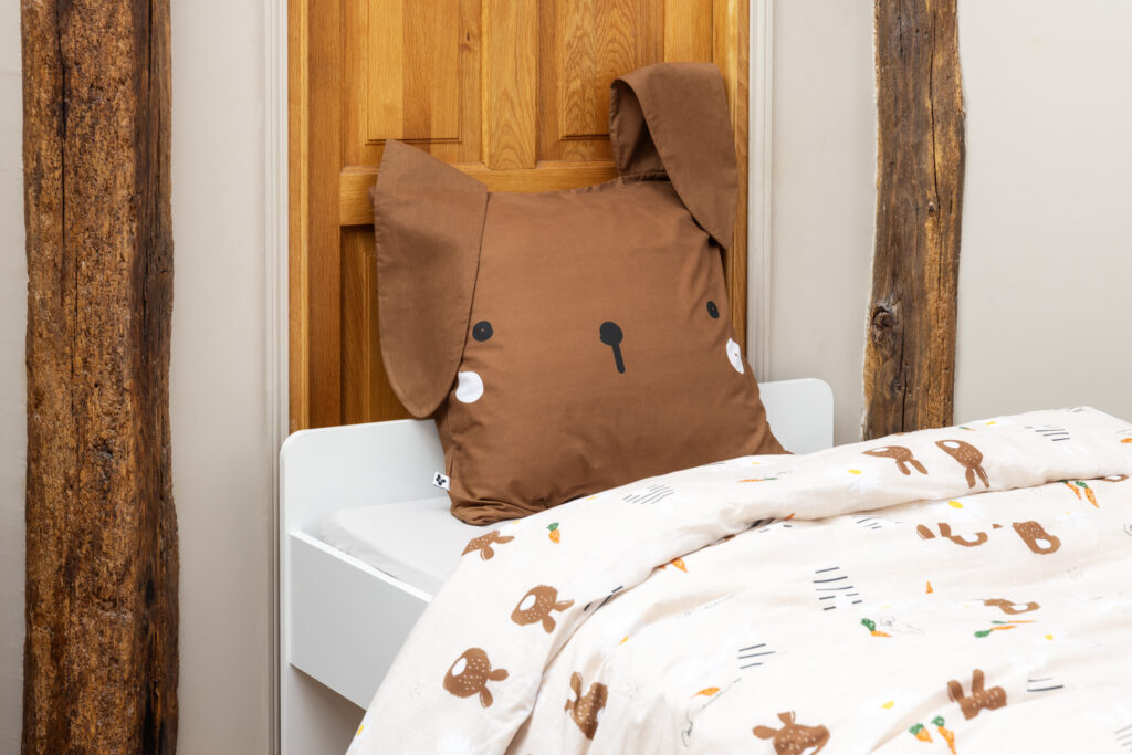 zoom sur le coussin déco du linge de lit pour enfants pompon