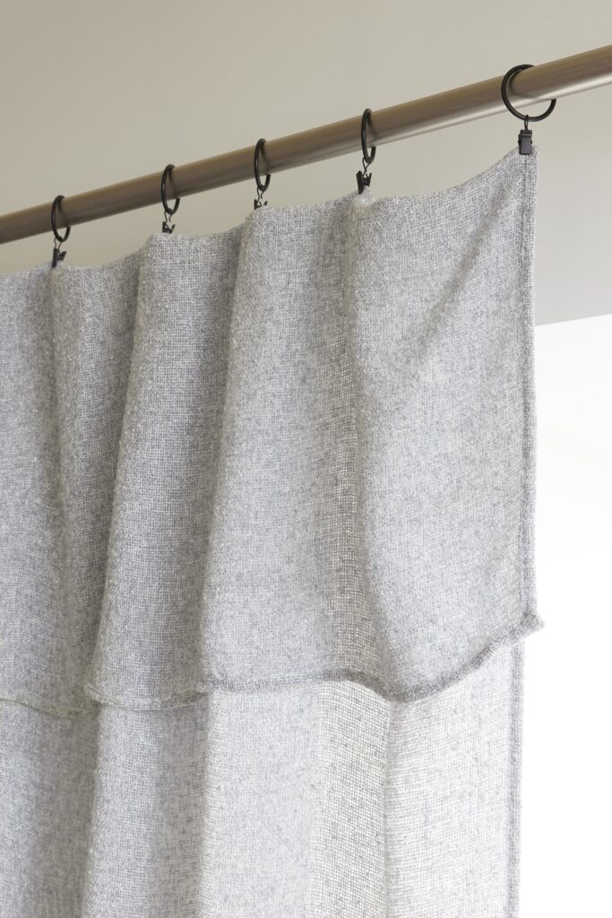 FA - Curtain with 8 black clip rings 140 x 270 cm DUA yarn dye chambray effect Galet (Light Grey)
